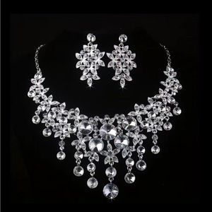 3 pcs set of  luxurious rhinestone necklaces and earrings jewelry.